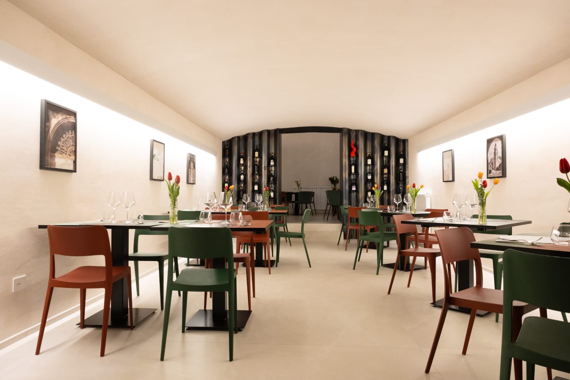 La sala a volta con la parete dei vini